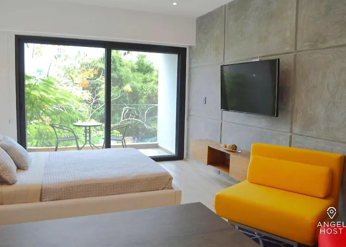 W Rooftop Pool, Coco Steps